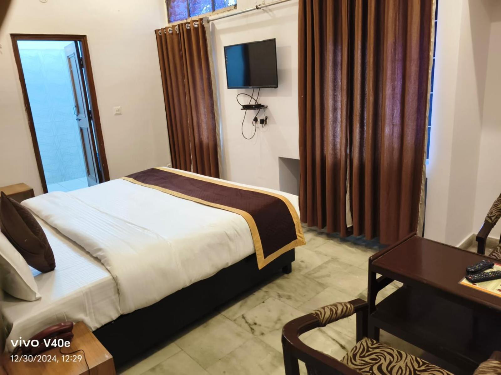 Anand Inn-top Family Business Couple Friendly In 3* Lucknow