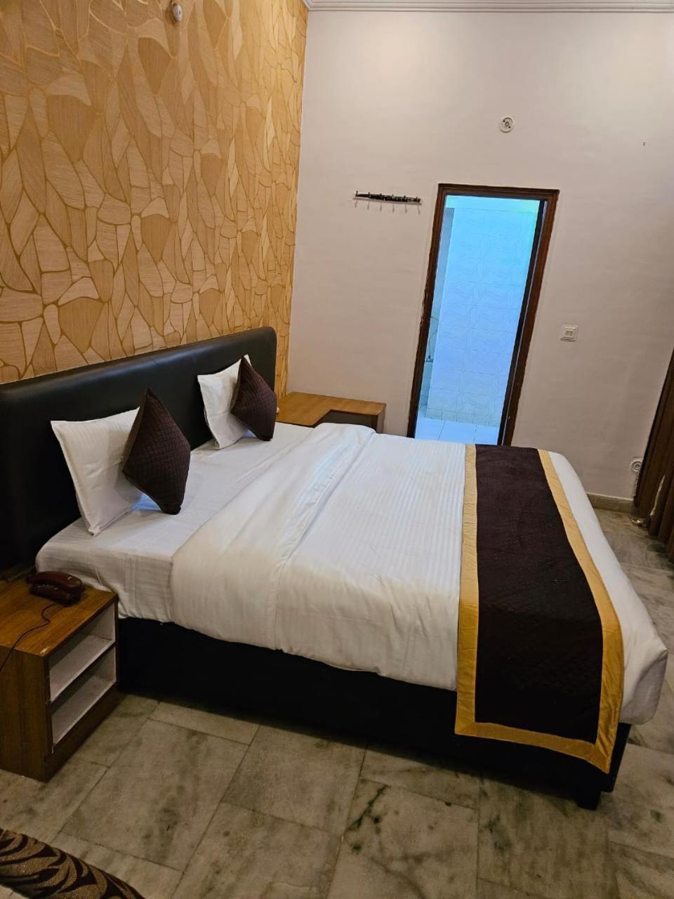 Anand Inn-top Family Business Couple Friendly In Lucknow