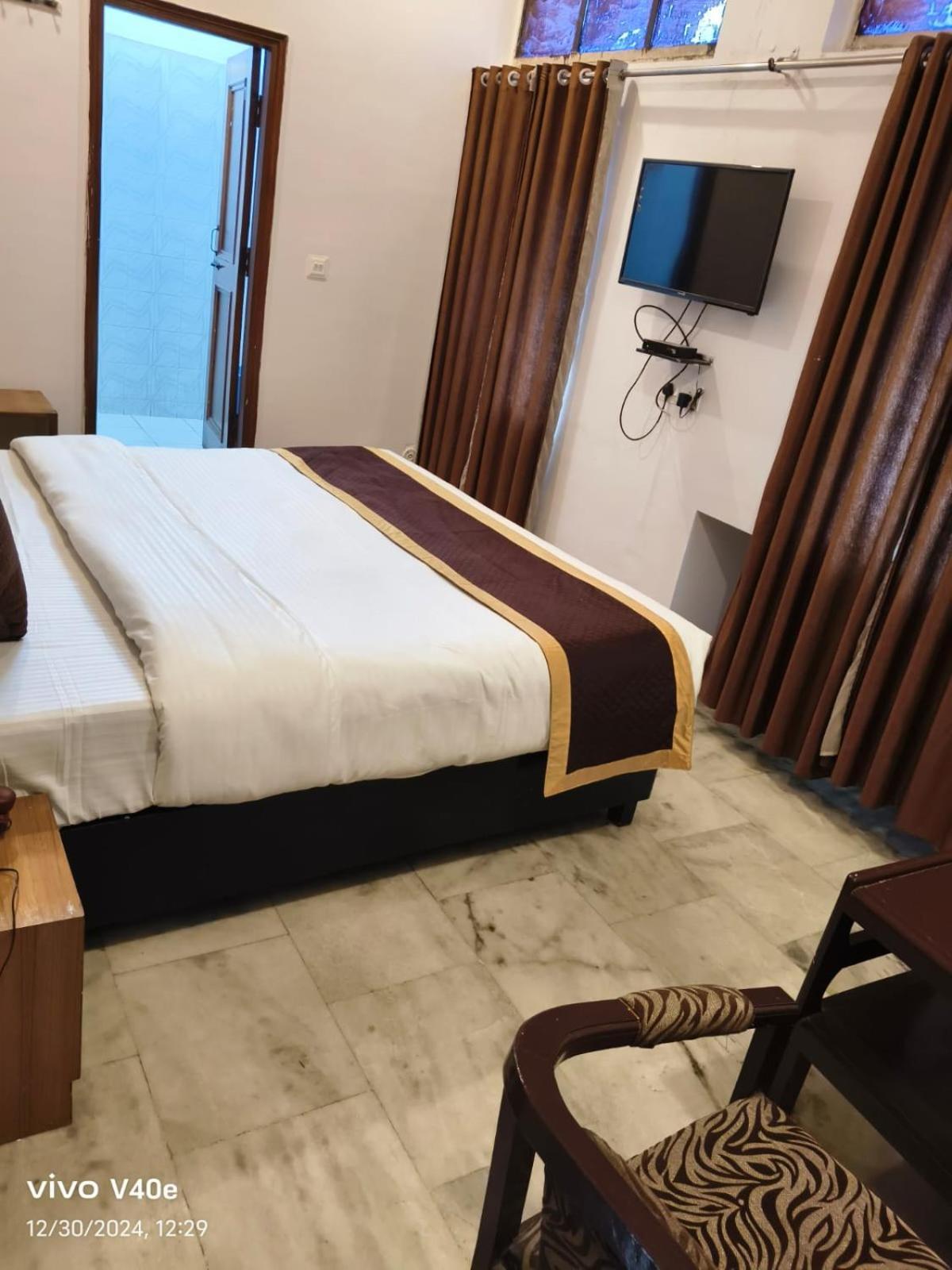 Anand Inn-top Family Business Couple Friendly In 3* Lucknow